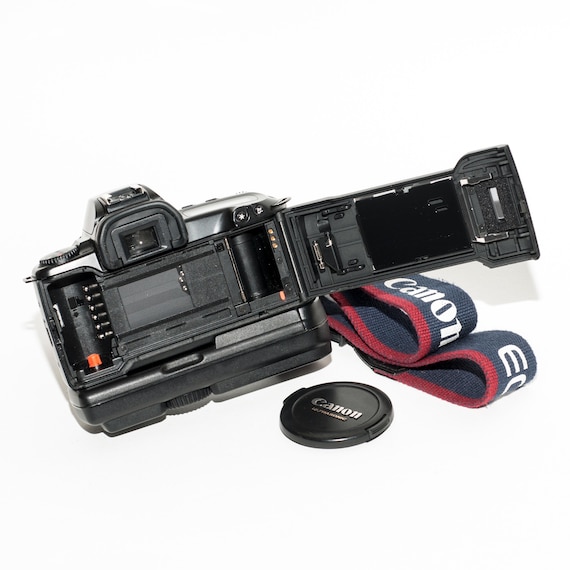 Canon EOS 500 フィルムカメラ: 28-80 mm レンズ、バッテリーパック