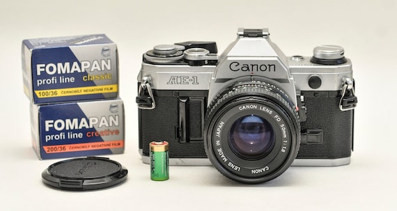 Canon AE-1 フィルムカメラ：50 mm f/1.8 レンズ、FOMAPAN 白黒