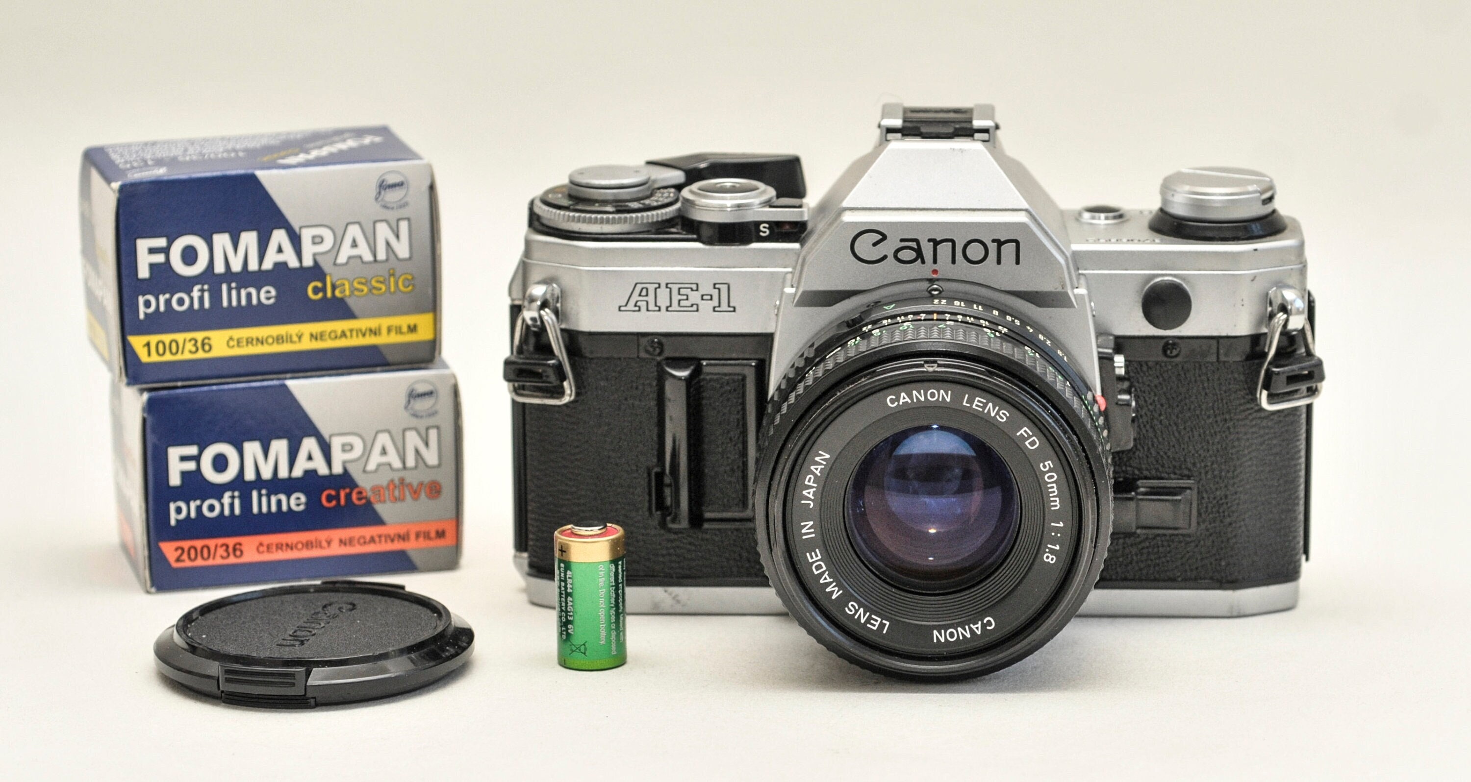 Canon AE-1 フィルムカメラ：50 mm f/1.8 レンズ、FOMAPAN 白黒