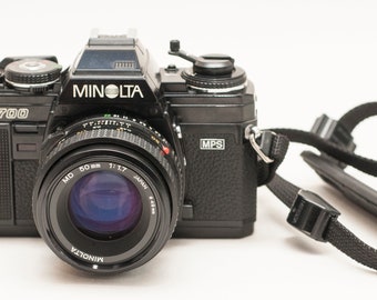 MINOLTA X700 con lente de 50 mm f1.7 y correa- EXCELENTE.