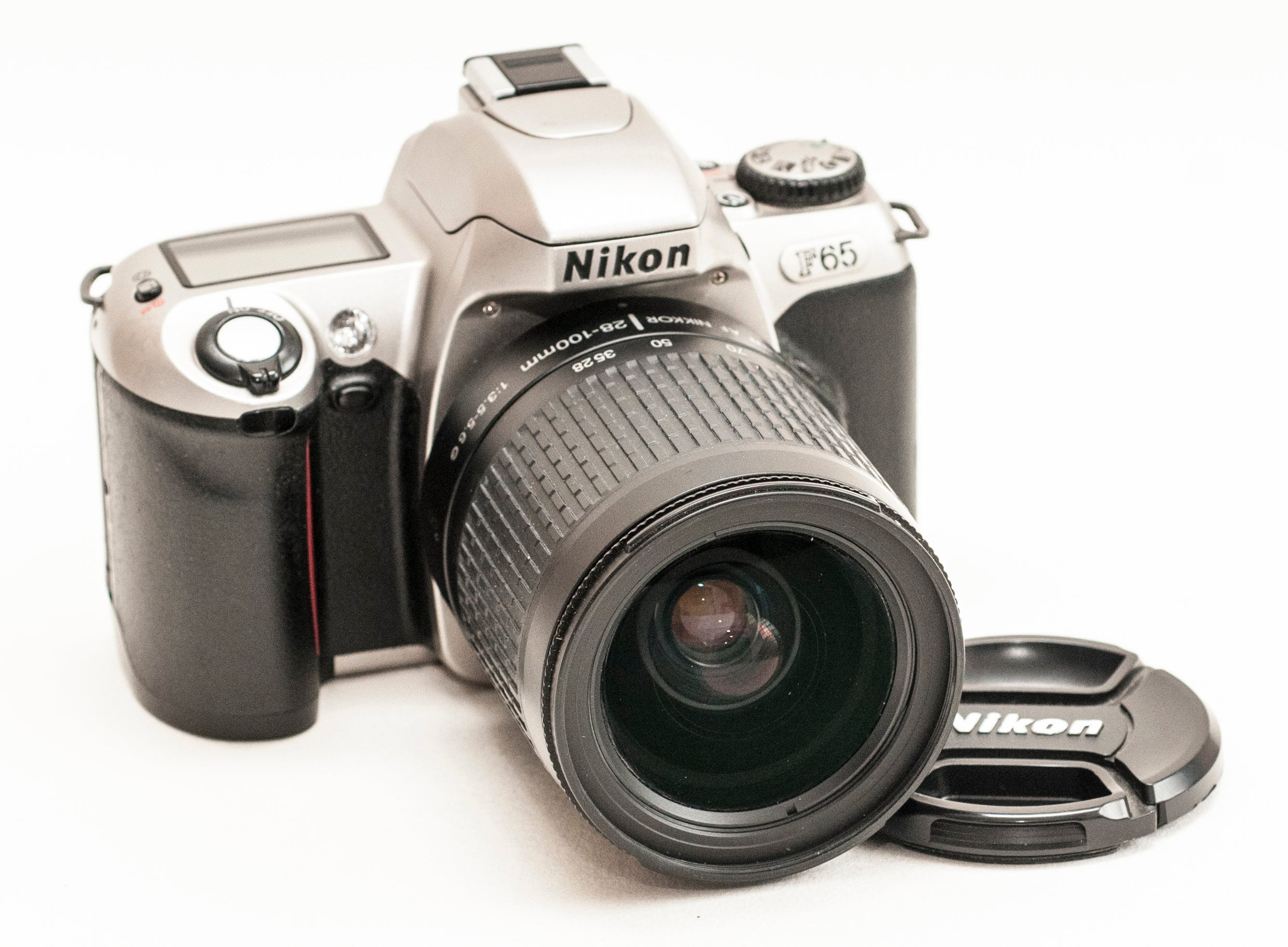 28-100 mm f/3.5-5.6 G レンズを搭載した Nikon f65 フィルム カメラ