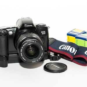 Canon EOS 500 film camera with 28-80 mm f/3.5-5.6 EF lens Canon battery pack bp-8- EXCELLENT.