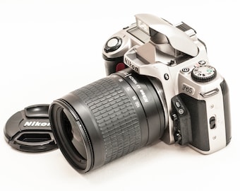 50 mm f/1.8 D レンズを搭載した Nikon f65 フィルム カメラ。 - Etsy 日本