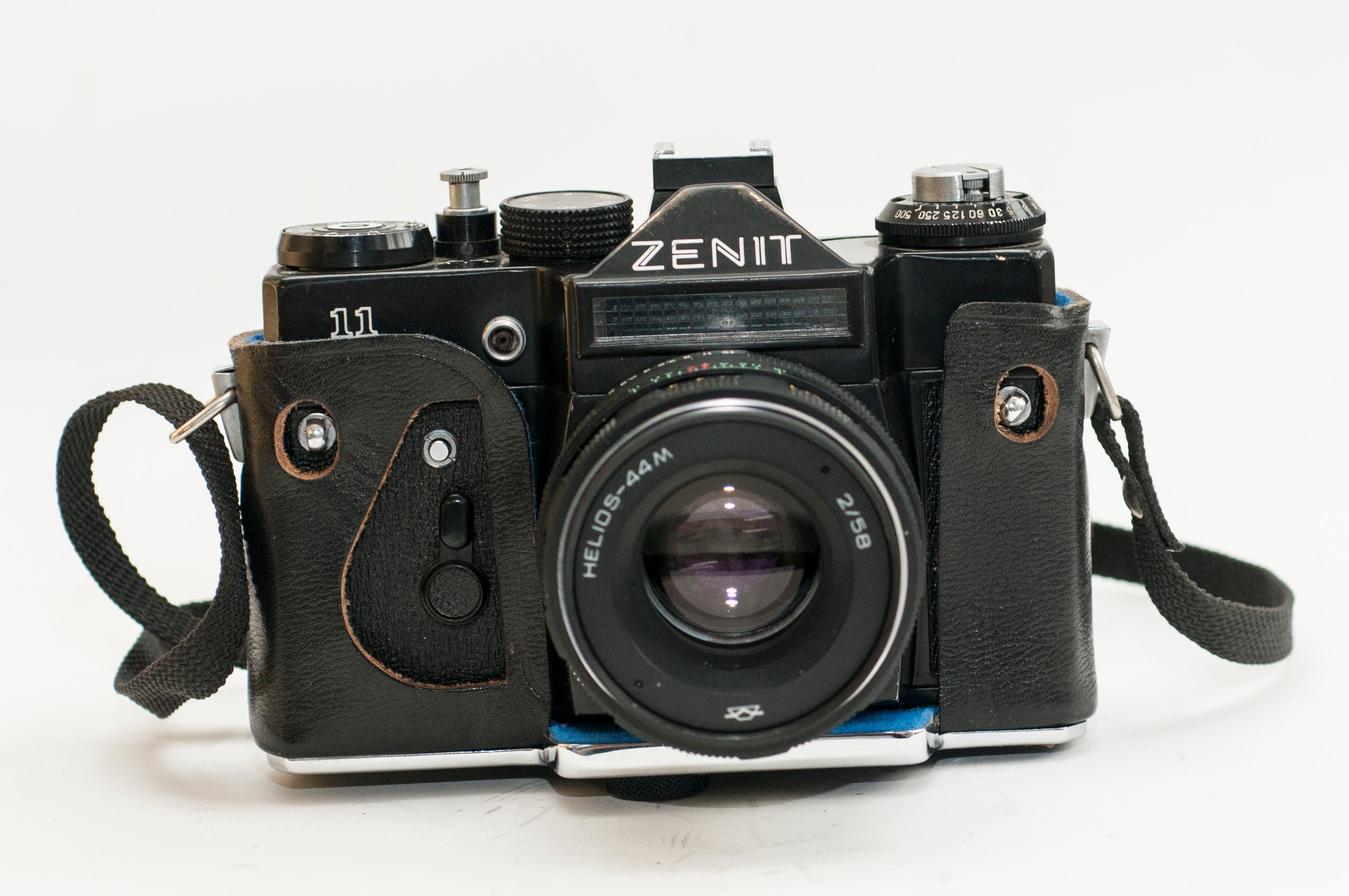Appareil Photo Argentique Zenit 11 35mm Avec Objectif Helios 44M - Occasion, Mise Au Point Manuelle