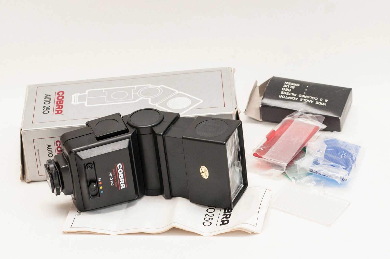 Hot Shoe Speed Flash COBRA AUTO 250 for SLR Film Cameras. New Like, in