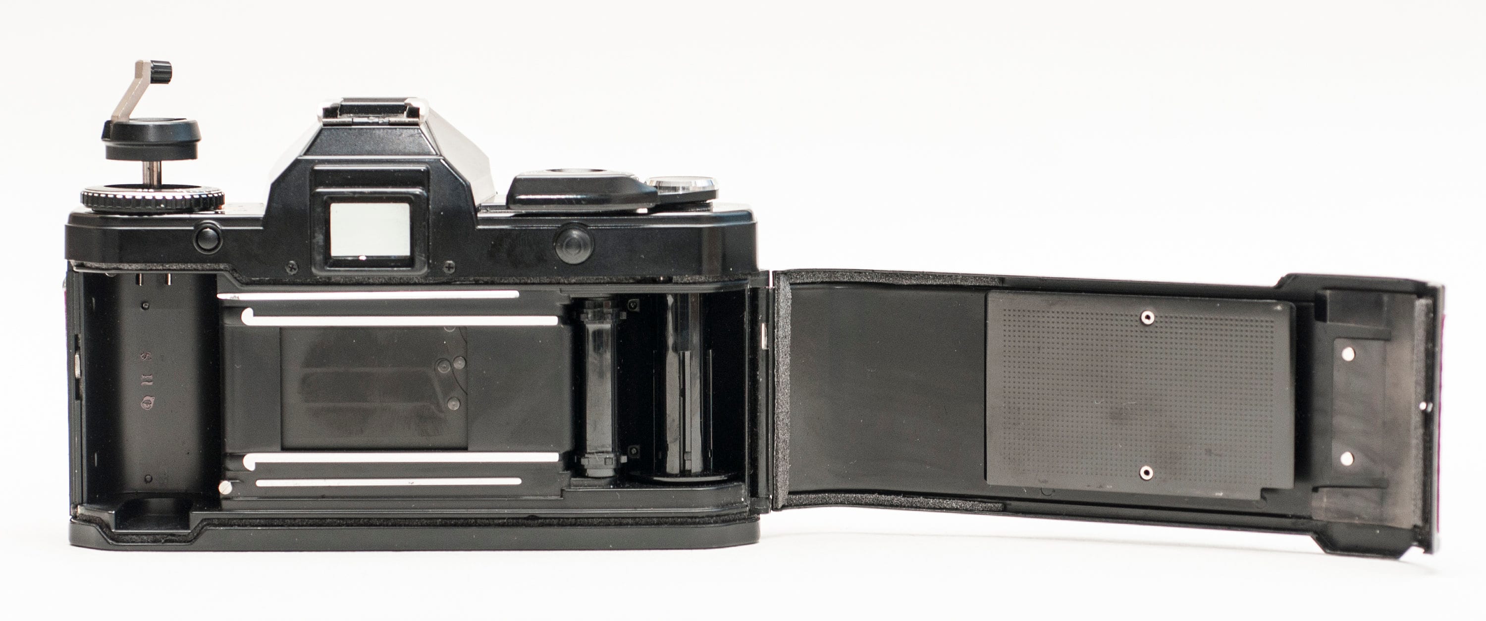 YASHICA FX-D Quartz、50mm f/1.9 DSBレンズ搭載。グリーンの外装を