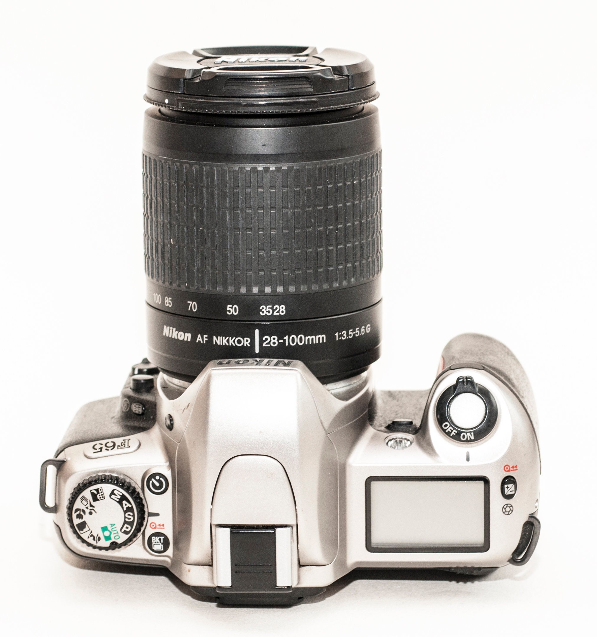 28-100 mm f/3.5-5.6 G レンズを搭載した Nikon f65 フィルム カメラ