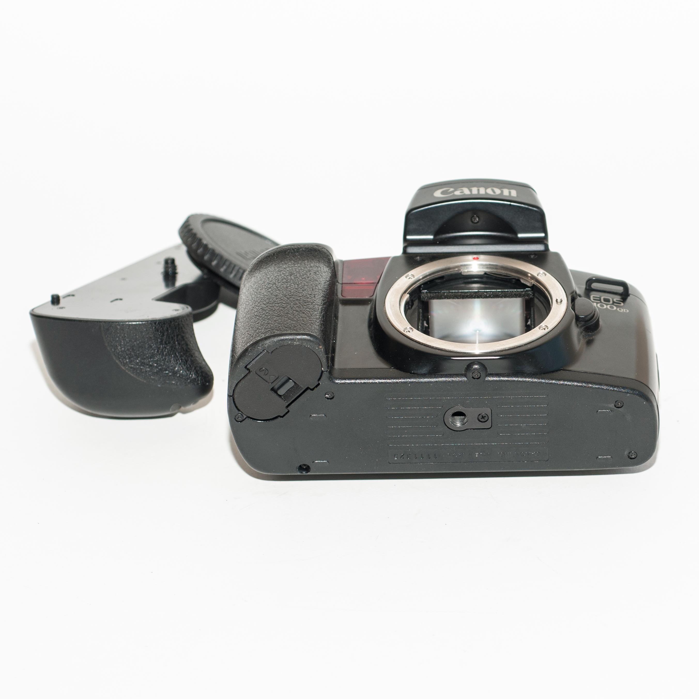 Canon EOS 100QD フィルムカメラ：データバックとGR 70グリップ付き