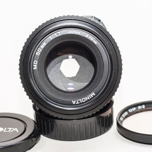 Objectif MINOLTA MD 50 mm f1.7 avec capuchons et filtre pour puits de lumière - État neuf.