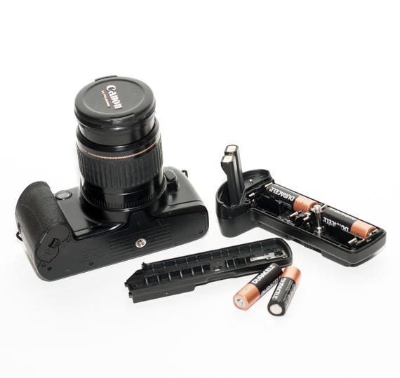 Canon EOS 500 フィルムカメラ: 28-80 mm レンズ、バッテリーパック