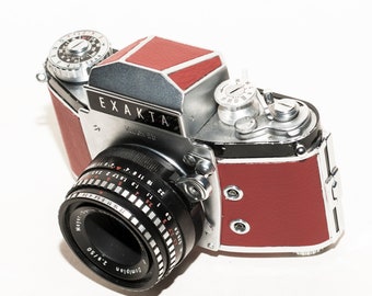 Vintage 35 mm film camera EXAKTA VAREX II b with Gorlitz Domiplan lens 50 mm f/2.8