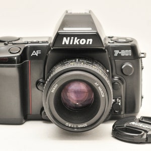 Nikon F801 フィルムカメラ（50 mm f/1.8 レンズとデータバック付き