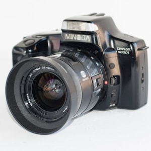 Vintage 35mm film camera MINOLTA DYNAX 5000i AF with 28-80 mm f 4-5.6 lens.