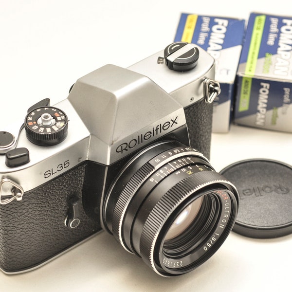 Appareil photo argentique Rolleiflex SL35 avec objectif VOIGTLANDER ULTRON 50 mm f/1.8. Deux films N&B FOMAPAN 100/400 iso 36 images.