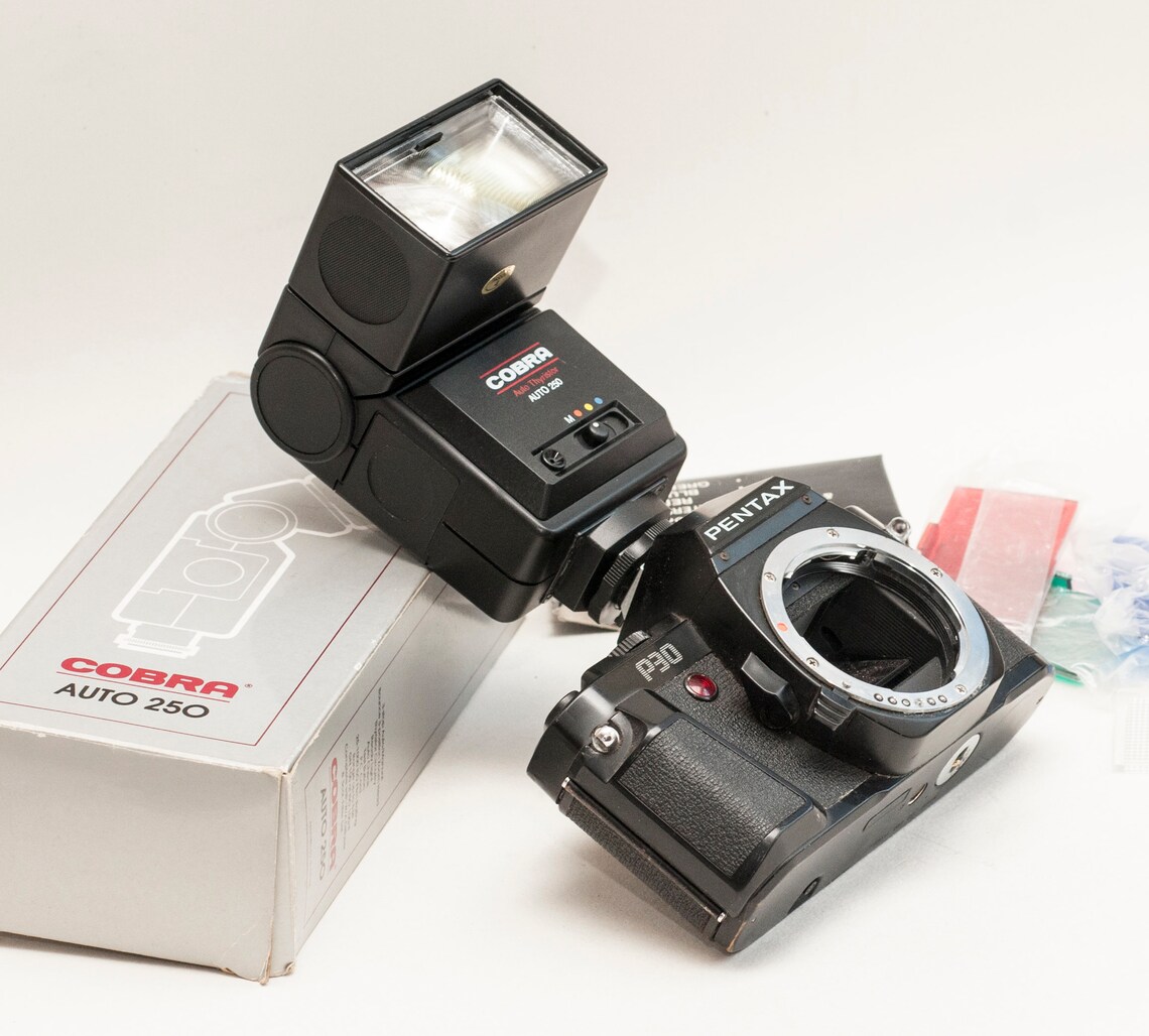 Hot Shoe Speed Flash COBRA AUTO 250 for SLR Film Cameras. New Like, in