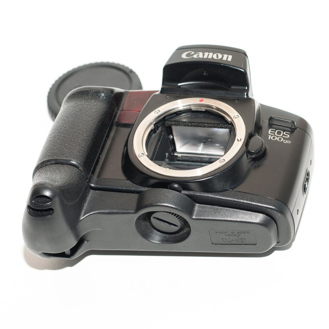 キャノンEOS100 QD Canon EOS 100QD フィルムカメラ：データバックとGR 70グリップ付き