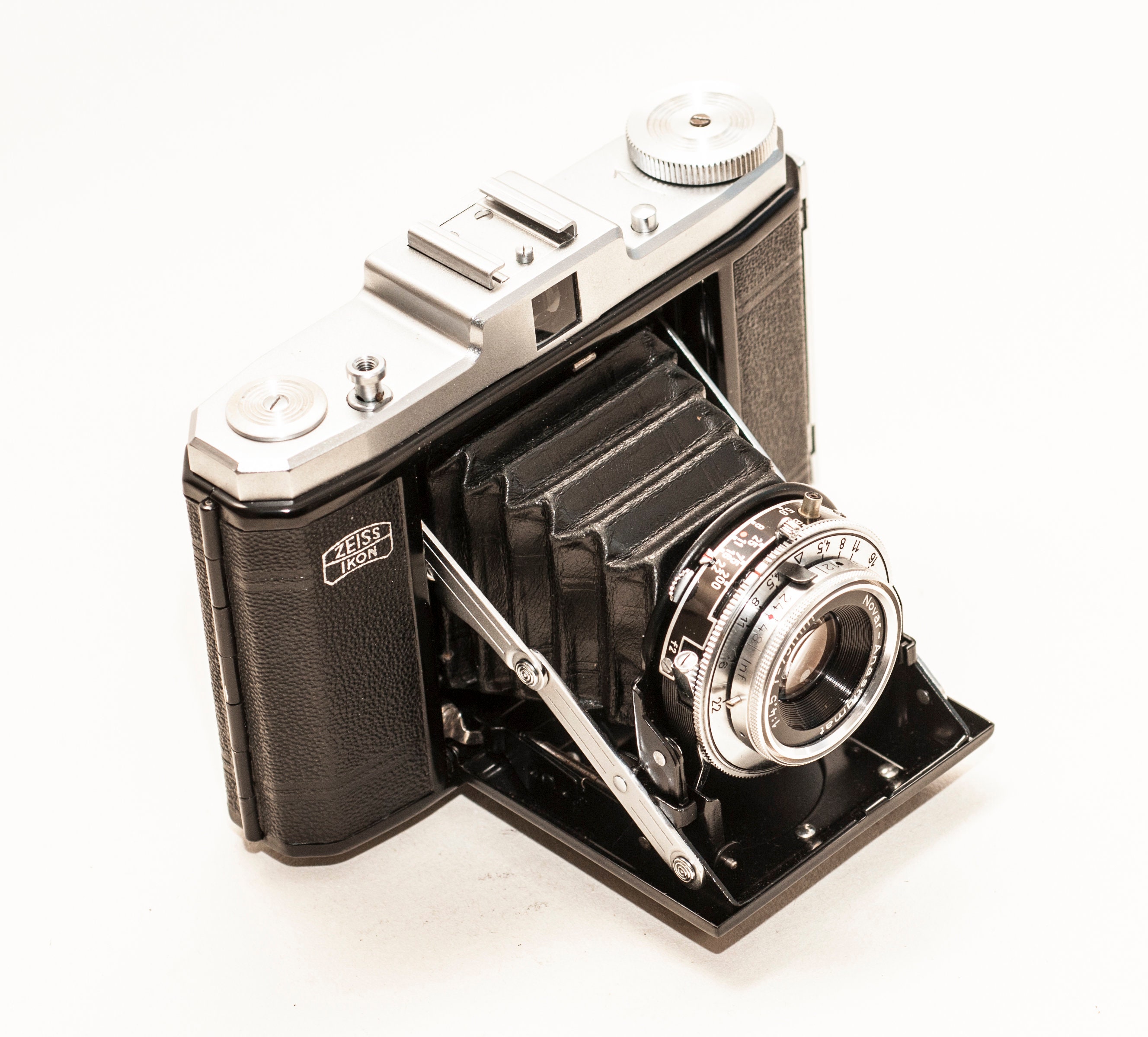 ZEISS IKON folding camera 120 mm film VARIO Novar Anastigmat ZEISS IKON folding camera 120 mm film VARIO Novar Anastigmat