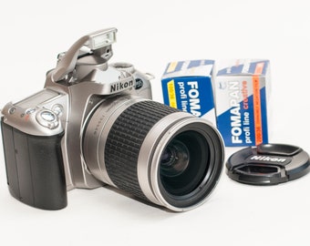 Cámara Nikon F55 con lente de 28-100 mm (en perfecto estado) + 2 películas