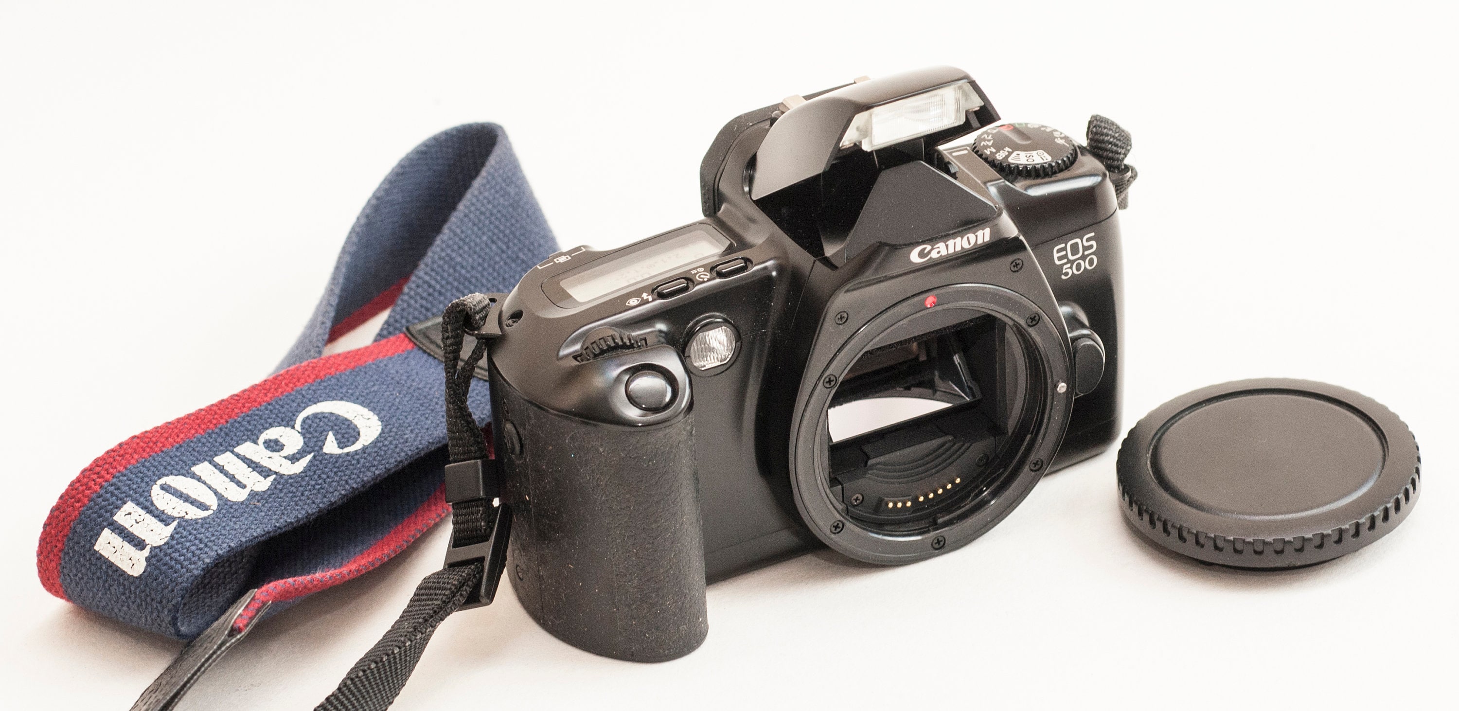 フィルムカメラ Canon EOS500 Lot - A Canon EOS 500 Film Camera, 28-80mm Zoom Lens, Japan