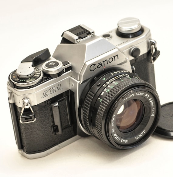 Canon AE-1 フィルムカメラ：50 mm f/1.8 レンズ、FOMAPAN 白黒