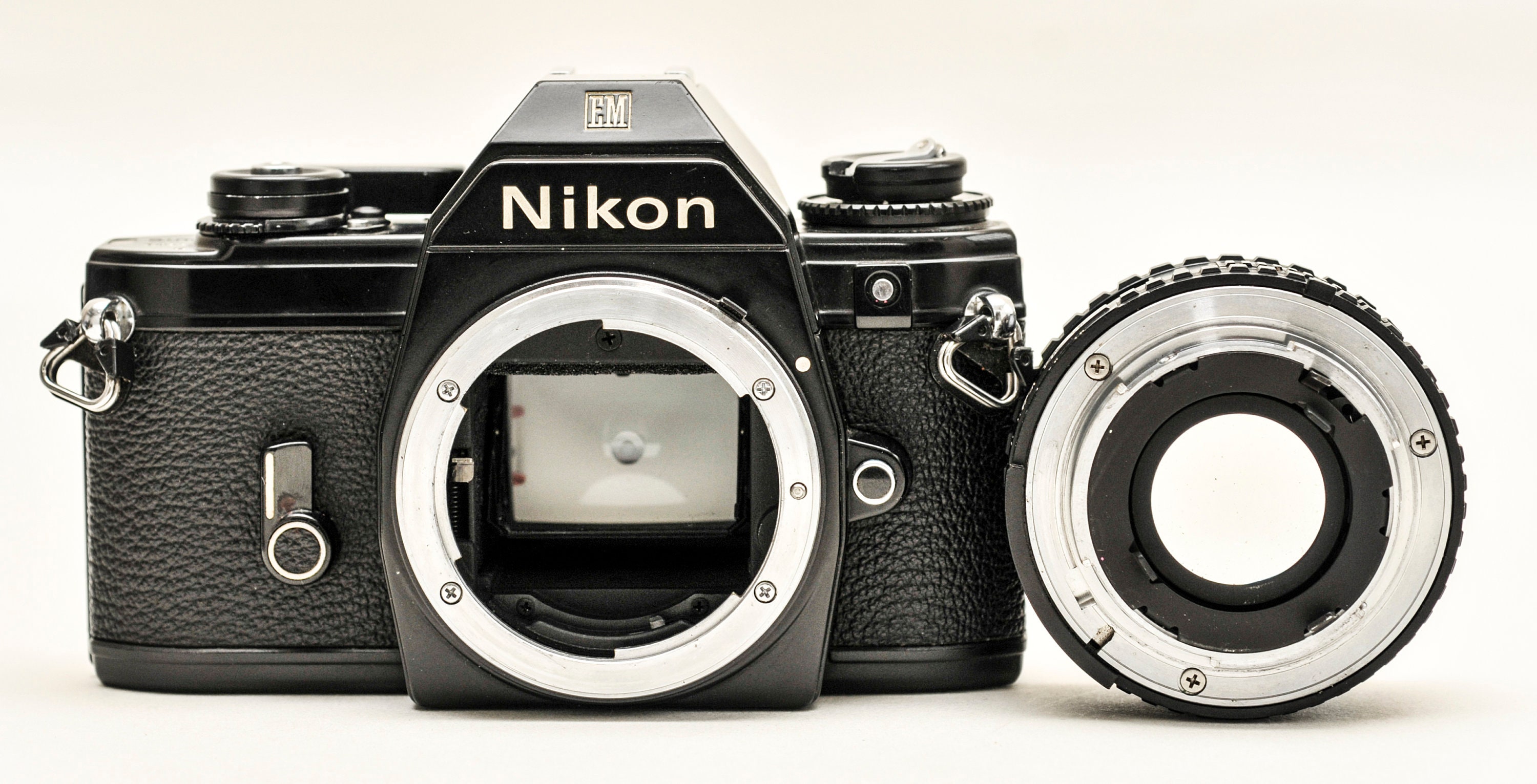 Nikon EM フィルムカメラ: 50 mm f/1.8 レンズ、フィルムロール