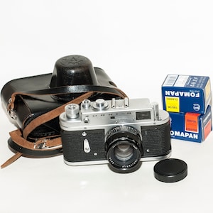 Russische afstandsmeter 35 mm flim-camera zorki 4 met 50 mm f2-feedlens en originele cameratas en twee films - UITSTEKEND.