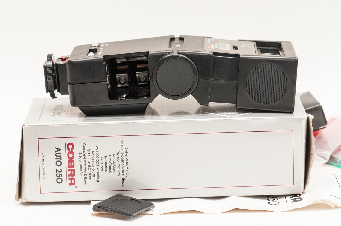 Hot Shoe Speed Flash COBRA AUTO 250 for SLR Film Cameras. New Like, in