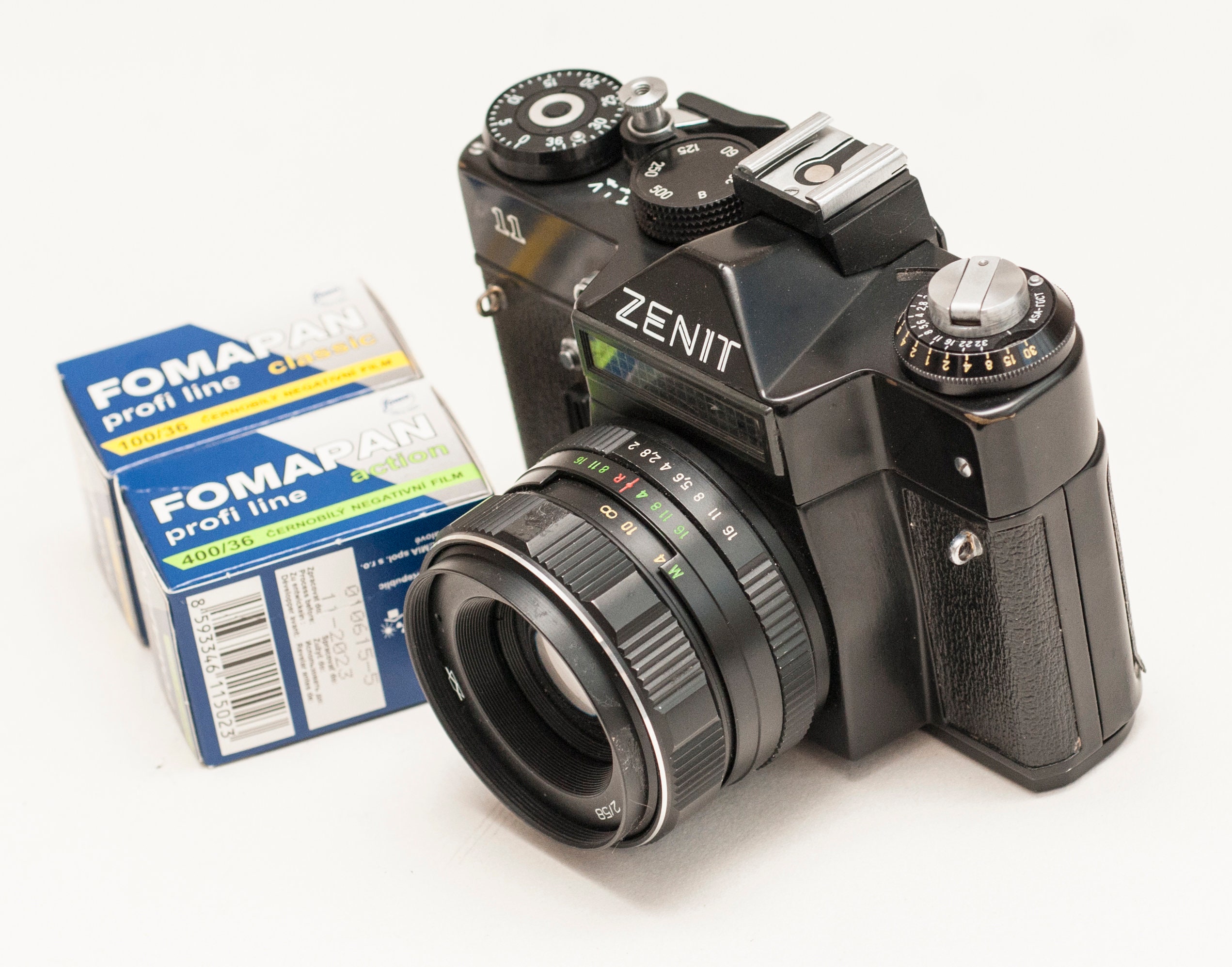 ZENIT 11・フィルムカメラ ＋ レンズhelios 58mm f2film Soviet Zenit 11 35mm SLR Film Camera with 58mm F2 Helios 44m