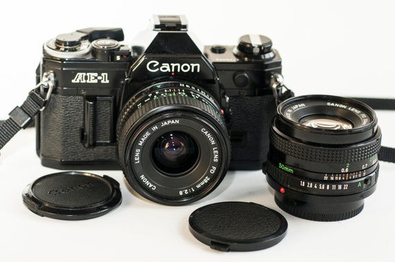 Canon AE-1 フィルムカメラ + FD 50mmレンズ Canon AE-1 フィルムカメラ - ブラック - Canon FD 50 mm & 28 mm