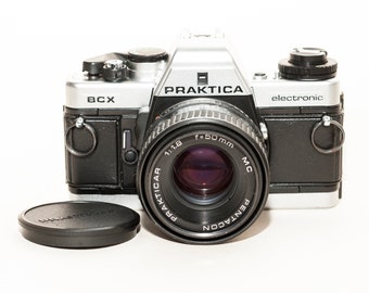 Vintage Praktica BCX 35 mm-filmcamera met pentacon 50 mm f/1.8-lens