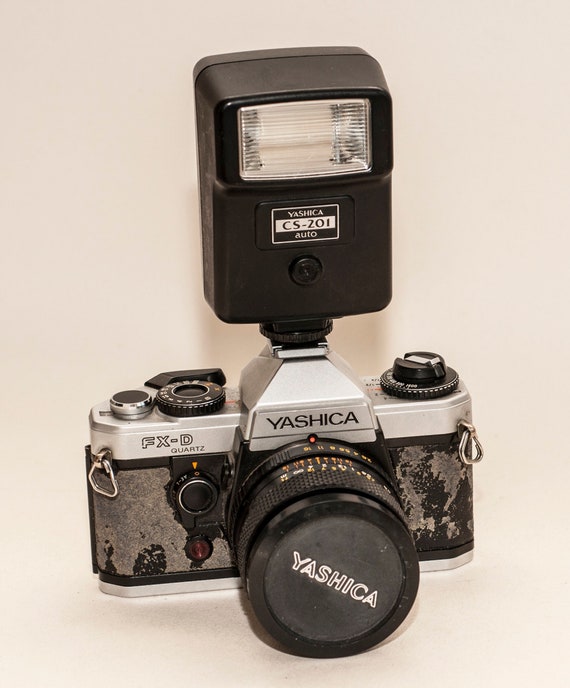 Vintage YASHICA CS-201 AUTO hot shoe spedlite for 35 mm film cameras.