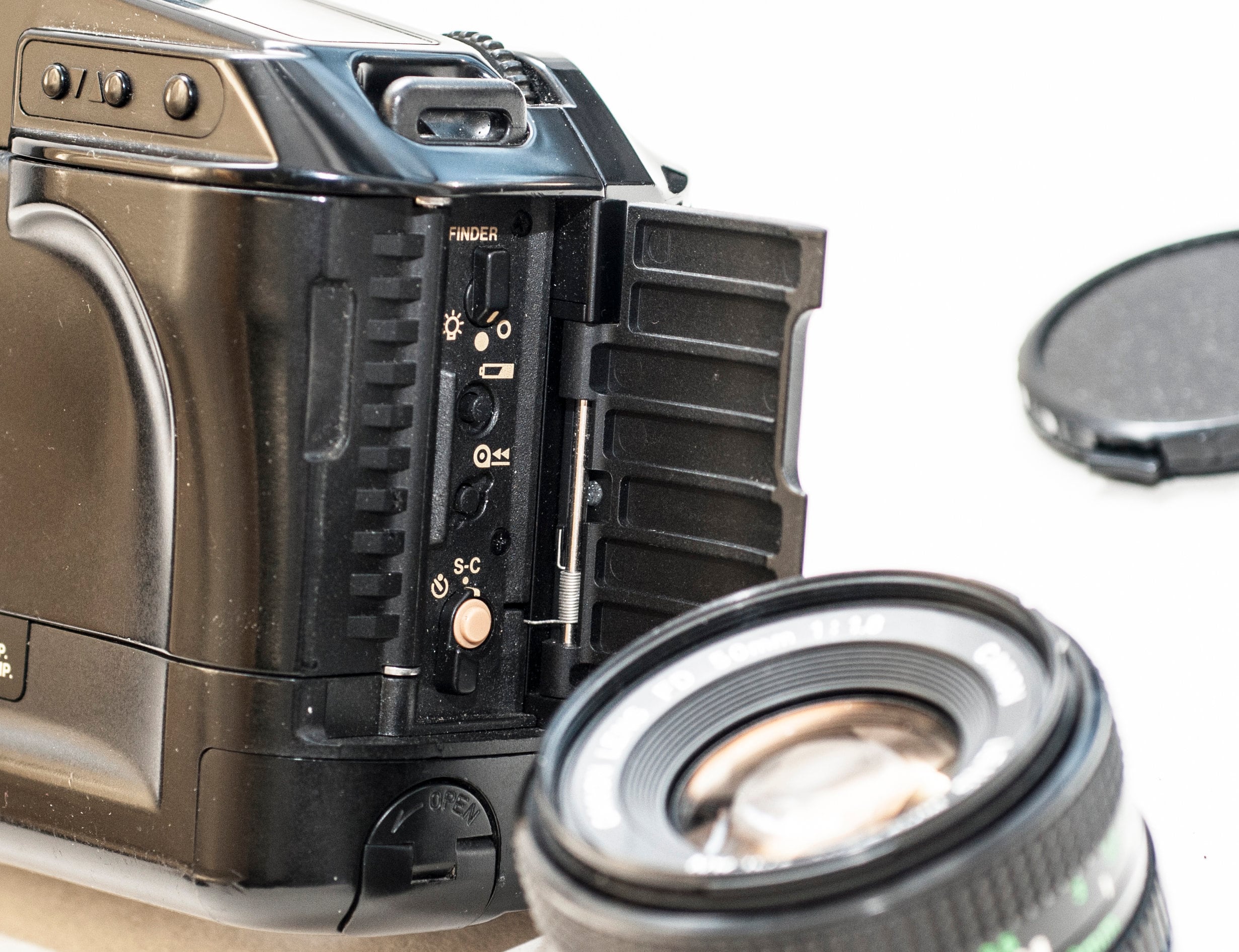 Canon T90フィルムカメラ（FD 50 mm f1.8および28 mm f2.8レンズ搭載
