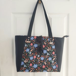 Tote floral negro para todos los días