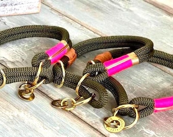 Op de afbeelding: Drie olijfgroene hondenhalsbanden met goudkleurige hardware. Elke halsband heeft een felroze accent en bruine lederen details. De halsbanden zijn gemaakt van een dik, geweven touwmateriaal.
