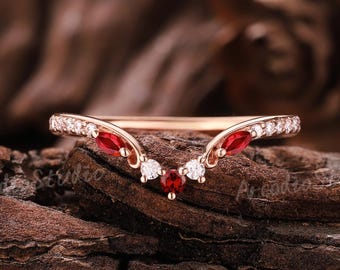 Alliance unique en rubis, bague en or rose, bague de mariage, bague en diamants délicats, bague florale, alliance incurvée, bague de promesse, bague personnalisée pour femme