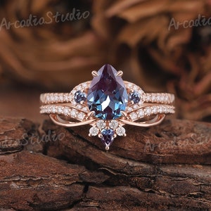 Vintage Alexandrite Engagement Ring Set Rose Gold Unique Bridal Set Art Deco Alexandrite Rings Moissanite Wedding Rings Women Promise Gift