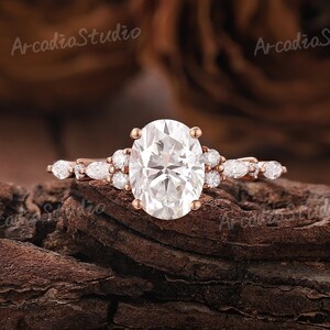Anillo de compromiso moissanita vintage Anillo de moissanita ovalado Anillo de oro rosa único Anillo de diamantes en racimo Anillo de bodas Regalos de aniversario para ella