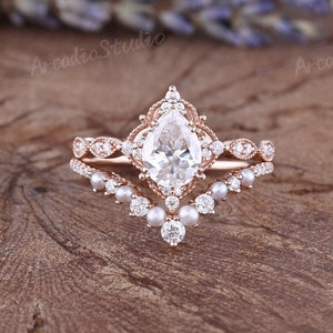 Vintage Pear Cut Moissanite Engagement Ring Set Milgrain Rose Gold Bridal Set Moissanite Cluster Natural Pearl Curved Wedding Custom Ring