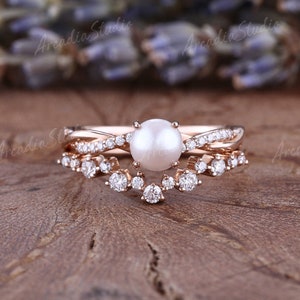 Akoya Perle Verlobungsring Einzigartige Rose Gold Perle Ring Set Vintage Twist Moissanite Ring Set Art Deco Moissanite Halb Eternity Ring Set
