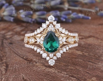 Vintage Pear Cut Emerald Engagement Ring Set Yellow Gold Bridal Set Woman Wedding Ring Art Deco Moissanite Stacking Matching Promise Ring