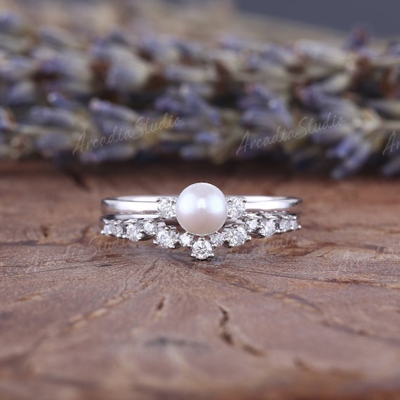 Complete white gold pearls and diamonds set.