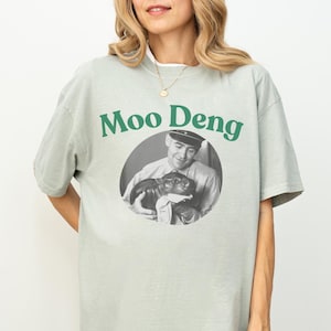 Maglietta con ippopotamo divertente, maglietta con Moo Deng e la luna, maglietta con un simpatico cucciolo di ippopotamo e un maialino saltellante in stile ippopotamo thailandese, maglietta con Moo Deng, maglietta con un meme
