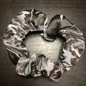 Schwarz und Silber Scrunchie