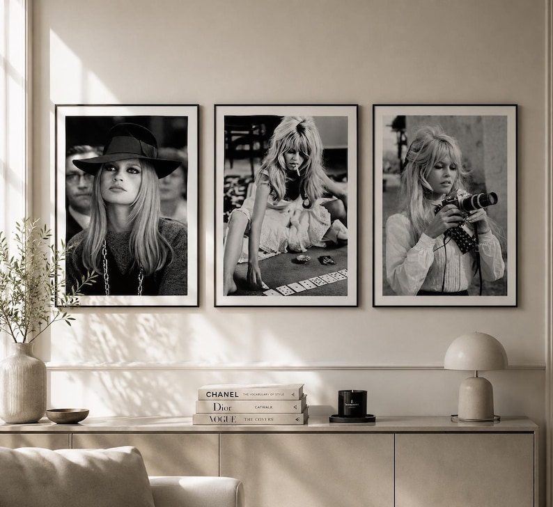 Op de afbeelding: Set van drie ingelijste zwart-witfoto's. De foto's tonen een vrouw in verschillende poses, waaronder een met een hoed, een die kaarten speelt en een die een camera vasthoudt. De afbeeldingen worden weergegeven op een neutraal gekleurde muur.