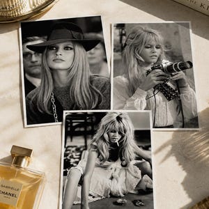 Op de afbeelding: Zwart-wit foto's van een vrouw, waaronder een met een camera en een met speelkaarten. Een parfumfles en een boek met de titel "CHANEL" zijn ook zichtbaar. De afbeeldingen zijn gerangschikt op een lichtgekleurd oppervlak.
