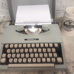 VINTAGE IMPERIAL SIGNET Portable Typewriter