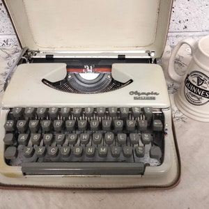 Vintage SPLENDID 66 Portable Typewriter