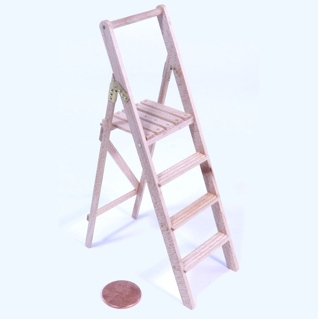 Petit Escabeau Ancien En Bois - Jouet Pour Poupée Ou Déco
