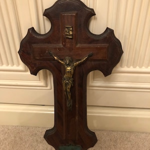 Crucifix vintage en bois avec fontaine en métal, France