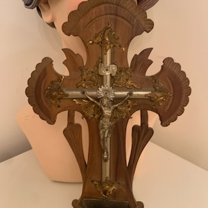 Crucifix ancien en bois de fontaine, France avec fontaine en métal, Jésus et croix. Très fleuri